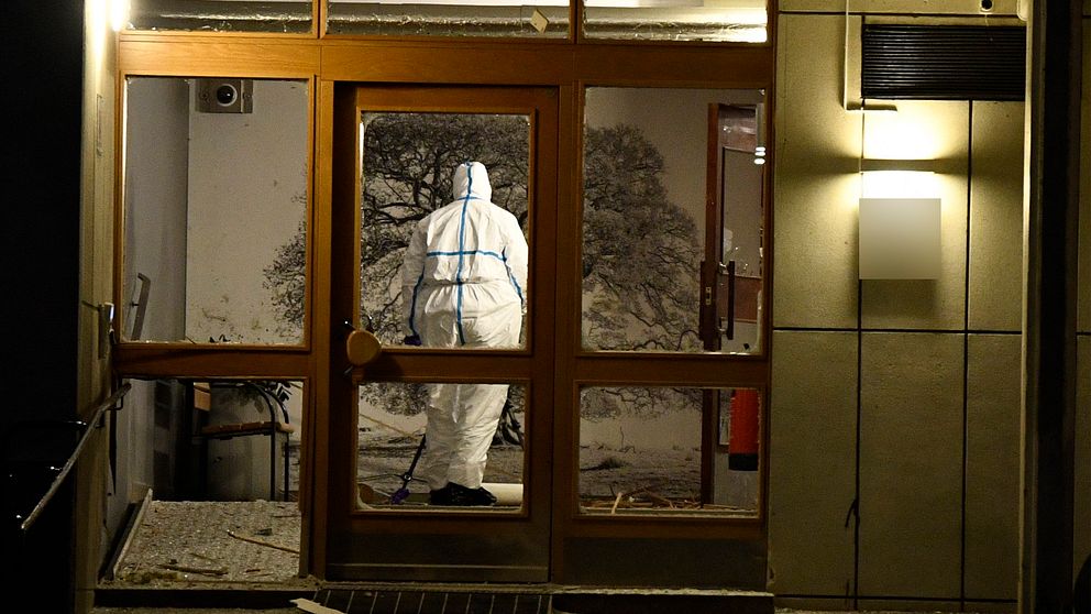 Tekniker arbetar i en port som fått skador i en explosion.