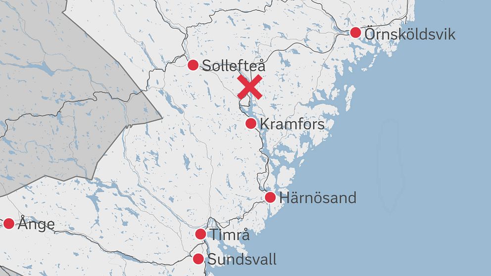 En bild på en grafisk karta som illustrerar länet med kommunerna utpekade och ett kryss på en ungefärlig plats där tåget har spårat ur, mellan Kramfors och Örnsköldsvik – i närheten av Höga kusten airport.