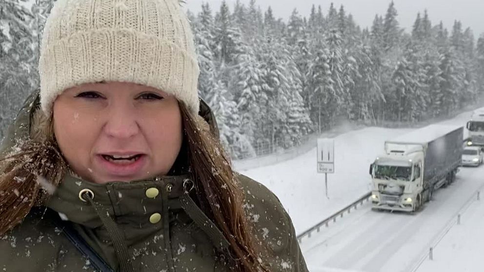 Flera lastbilar har kört fast i halkan när snöovädret har dragit in över Jönköpings län.  SVT Nyheters Jönköpings reporter Emma Johansson fanns på plats under förmiddagen mellan Jönköping och Mullsjö.
