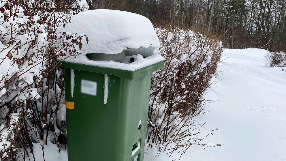 Snöig och överfull soptunna.