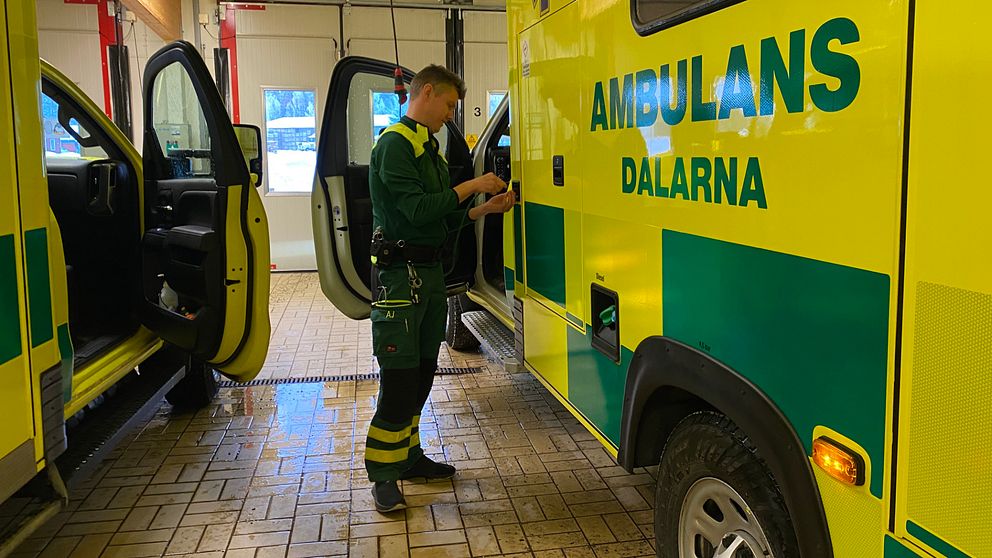 Ambulanssjuksköterskan Anders Johansson står vid en ambulans