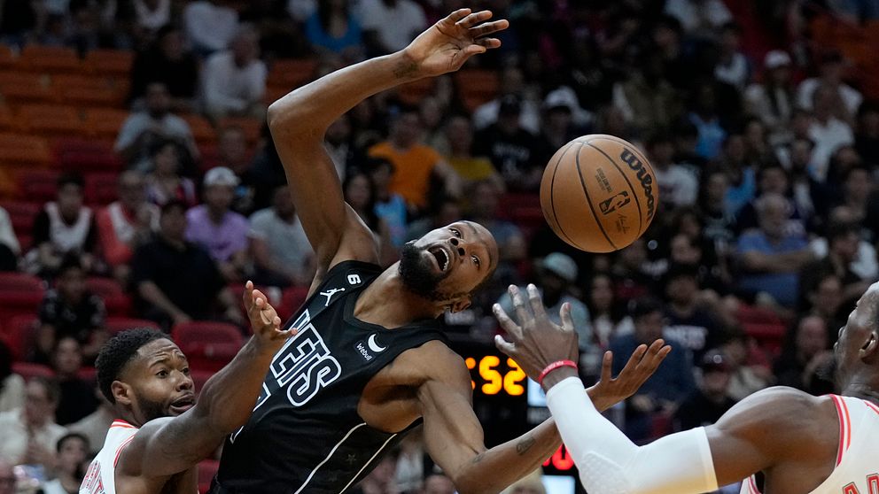 Brooklyn Nets Kevin Durant utgick skadad i matchen mot Miami Heat.