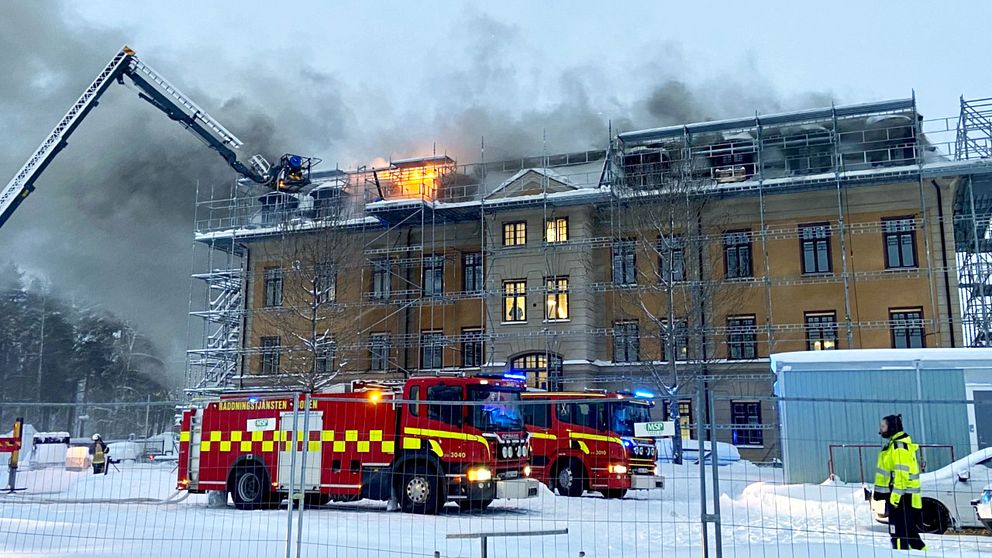 Bilden visar branden med kraftig rökutveckling på regementet I 19 i Boden.