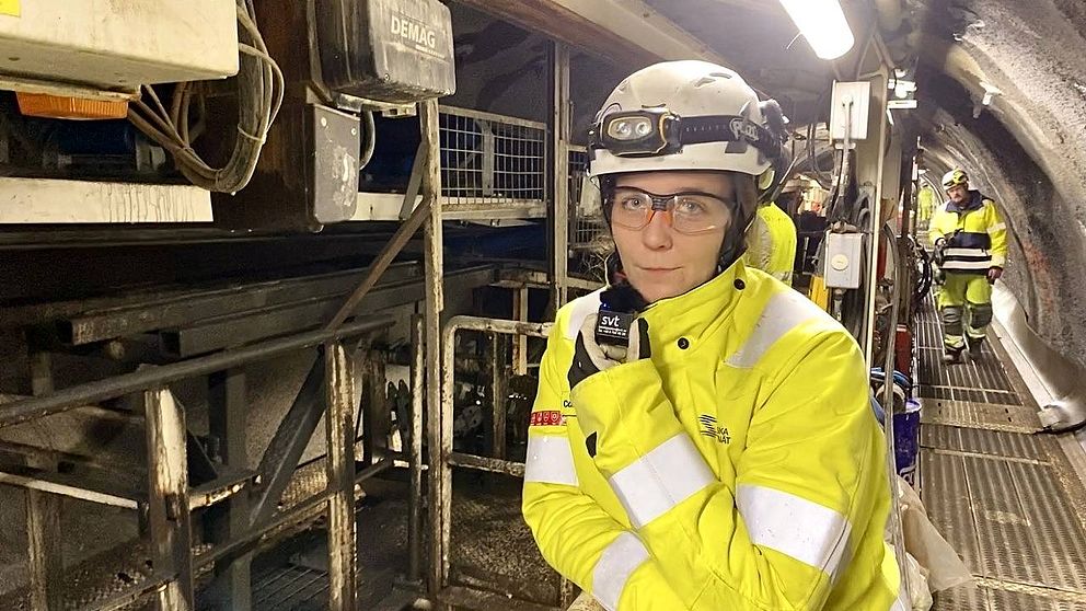 Cornelia Stenholm, biträdande projektledare för kabeltunneln Anneberg-Skanstull, står uppe på den 240 meter långa tunnelborrmaskinen och berättar att ljudnivån längst fram vid borren ligger på runt 100 dB.