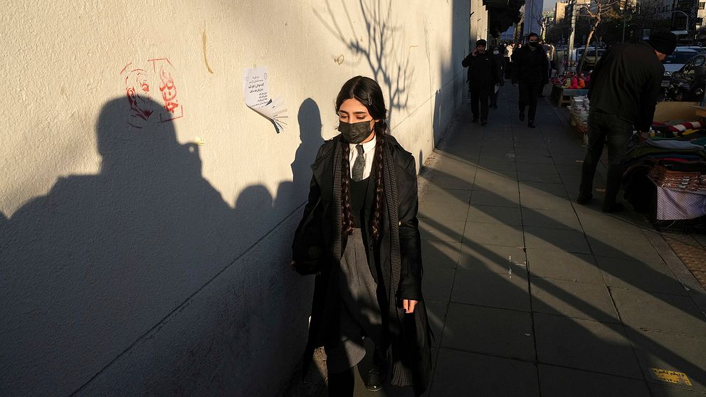 En kvinna utan slöja i Irans huvudstad Teheran. Arkivbild.