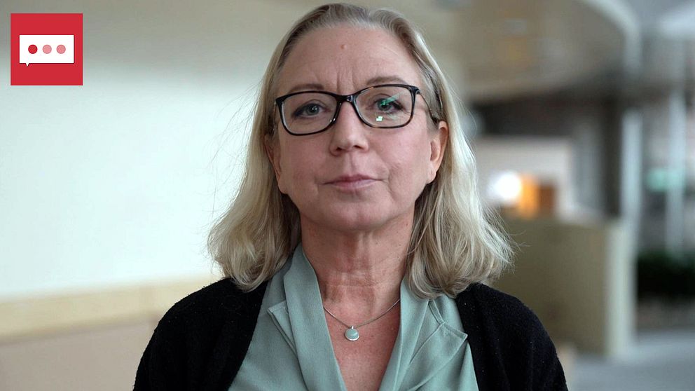 Bild på kvinna med glasögon och kort ljust hår som blickar in i kameran. Kvinnan heter Elisabeth Marmorstein och är inrikespolitisk kommentator på SVT. Hon svarar på frågor om hur Sverigedemokraterna profilerar sig i kommunerna i landet.