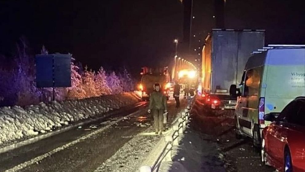 Vinterväg med bilkö på Högakustenbron i kvällsmörkret där det är stopp i trafiken efter olyckan på bron.
