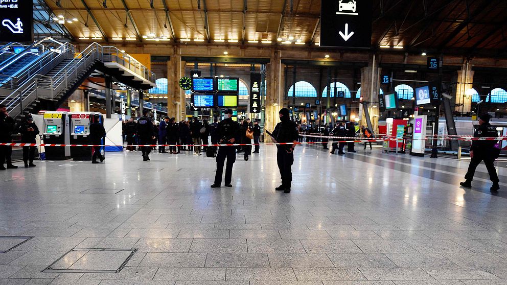 Järnvägsstationen Gare du Nord i Paris med polis och avspärrningsband efter en knivskärning