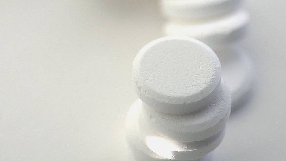 Tandläkare kritiseras för att ha skrivit ut stora doser narkotikaklassat läkemedel. På bilden syns vita runda värktabletter.