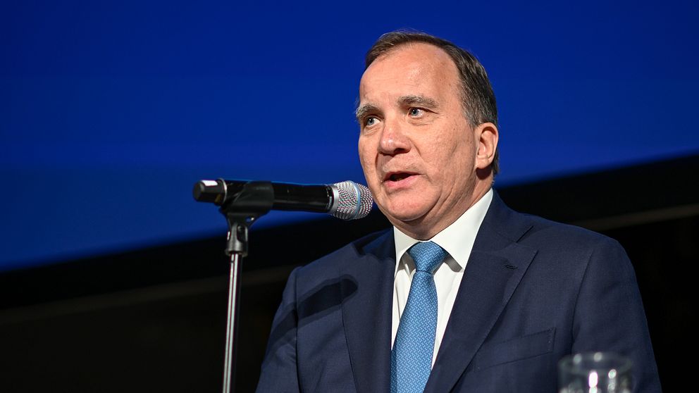 Stefan Löfven håller ett anförande och talar in i en mikrofon.