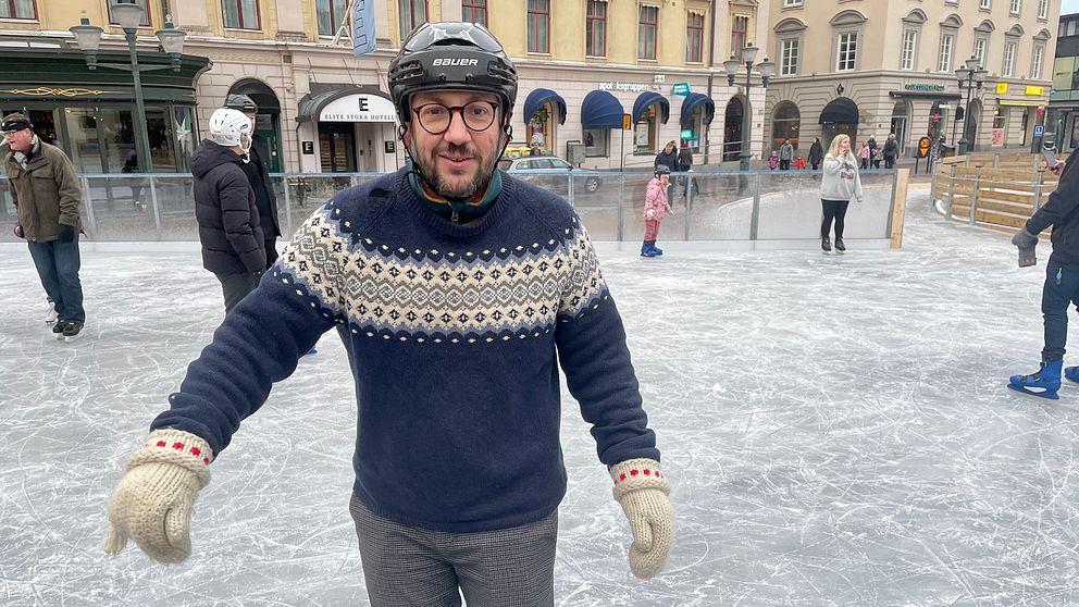 Muharrem Demirok från Centerpartiet står på en isbana. Han har hjälm på huvudet. Han är tidigare kommunalråd i Linköping och nu ser han ut att bli ny partiledare för Centern.