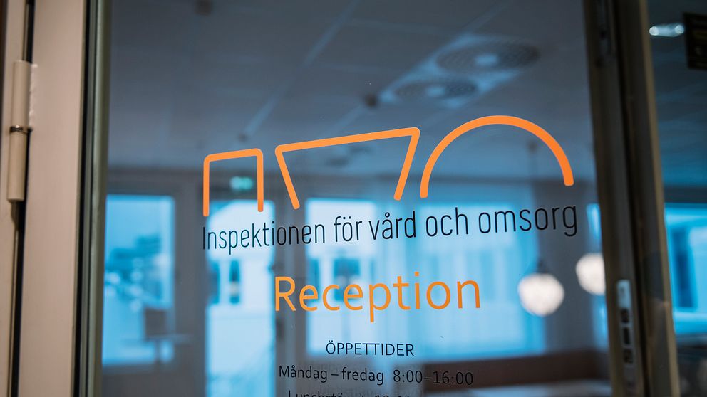 Entrén till Inspektionen för vård och omsorgs reception, en genomskinlig glasdörr.