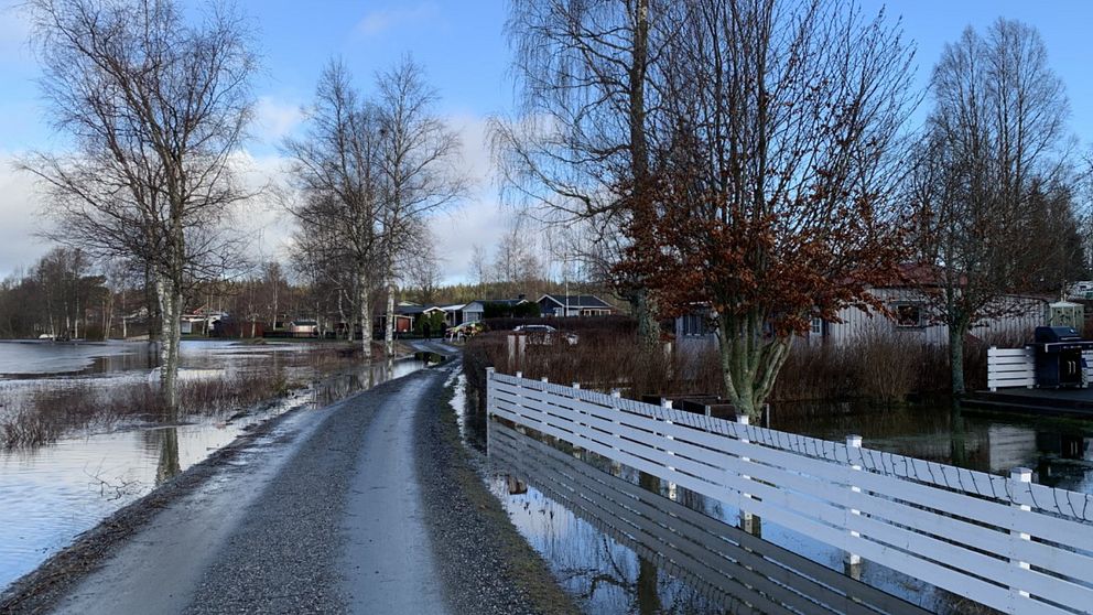 Ett stort antal stugor vid Gisshultasjön utanför Nässjö har översvämmade tomter.