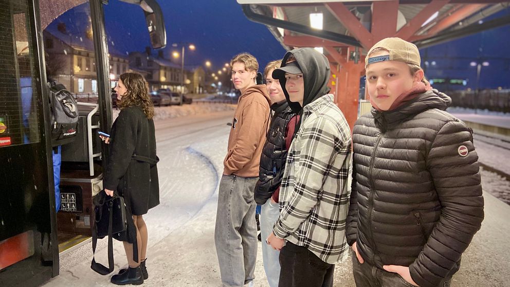 Ungdomar vid Ljusdals resecentrum i färd med att kliva på en buss.