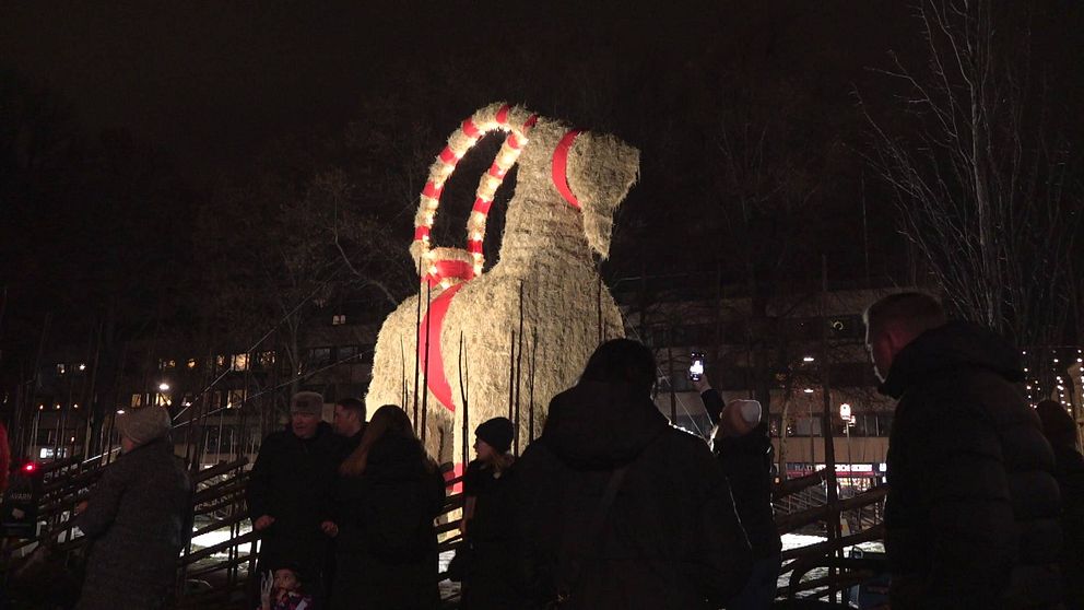 Gävlebocken lyser upp mörkret vid Esplanaden i stadens centrum.