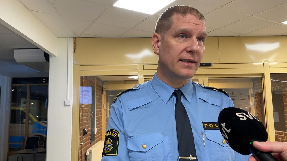 Josef Wiklund, lokalpolisområdeschefen i Medelpad, har på sig polisuniform och står inomhus när han svarar på frågor om våldsbrott och narkotika i Sundsvall.