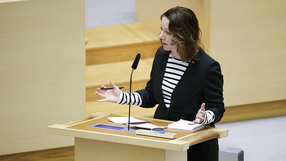 Matilda Ernkrans (S) står i talarstolen i riksdagen.