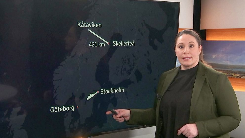 SVT:s programledare Emma Grönlund står framför en karta av Sverige. Kartan illustrerar avstånden till förlossningen mellan Kåtaviken och Skelleteå och Göteborg och Stockholm.