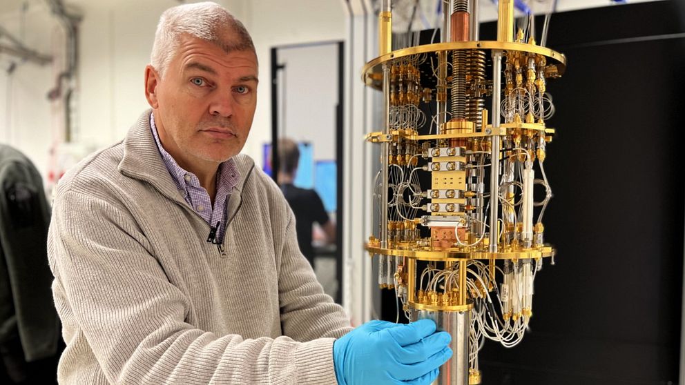 Professor Per Delsing på Chalmers i Göteborg visar upp en del av en kvantdator i labbet.