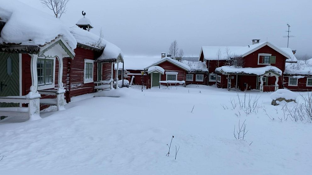 En bild över hotell Tänndalens huvudbyggnad, men utsikt mot sjön.