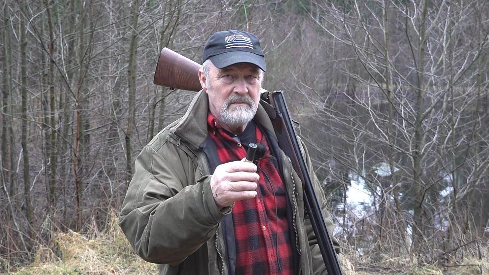 Jägaren Hans-Åke Wilén från Oskarström har jagat sedan 1968. Han använder blyhagel till jakt på exempelvis hare och räv. På bilden står han i naturen med ett gevär över axeln.
