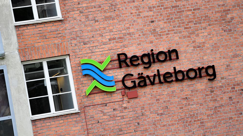 Bild på husfasad med skylt där det står ”Region Gävleborg”. Regionen hette tidigare Landstinget Gävleborg och Gävleborgs läns landsting. I regionen finns bland annat Gävle sjukhus och Hudiksvalls sjukhus.