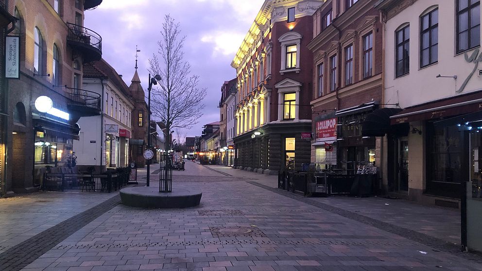 Längs Storgatan i Halmstad ligger flera restauranger. Det var i en av dem som väktaren såg att det brann.
