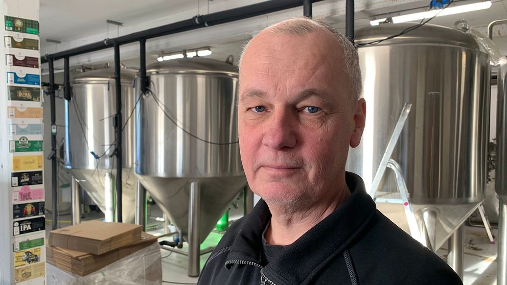 En man (Johan Ek) står inne på ett bryggeri