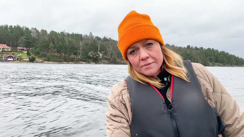 En bild på SVTs reporter Sofia Netskar som kör en båt.