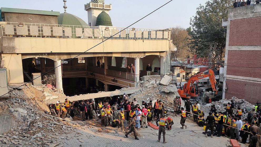 Räddningspådrag vid moskén i Peshawar, nordvästra Pakistan där en förmodad självmordsbomb detonerade under måndagen.