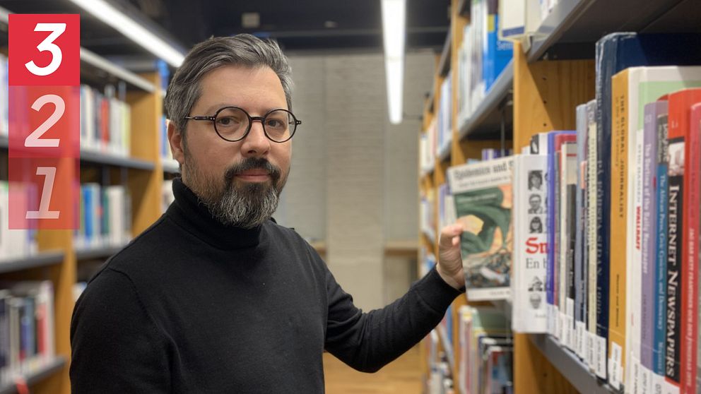 Radu Dino, universitetslektor i historia på Högskolan i Jönköping, letar efter böcker i högskolebilioteket.