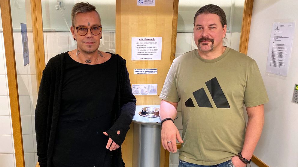 Stödassistenterna Morgan Larsson och Magnus Nilsson Mäki stgår i rökrutan på akutboendet för hemlösa i Luleå.