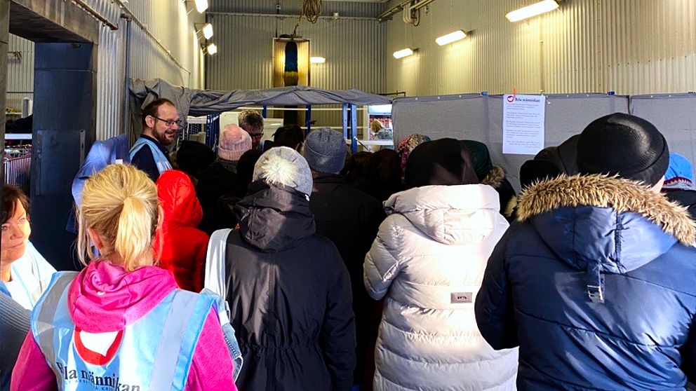 Människor väntar på att få gå in och handla i Bodens nya matsvinnsbutik.