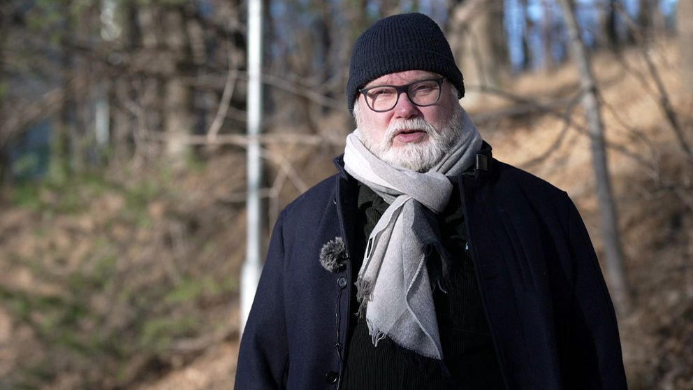 Emeritusprofessori Jarmo Lainio SVT:n haastattelussa Tukholman yliopiston ulkopuolella.