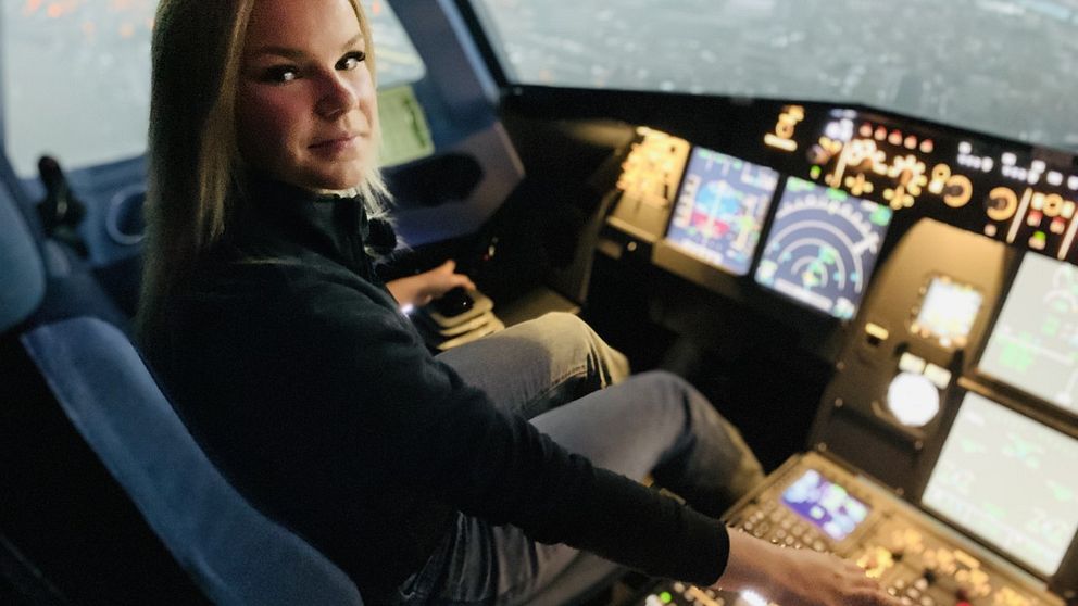 Mekanikereleven Laura Piecychna i en flygsimulator.