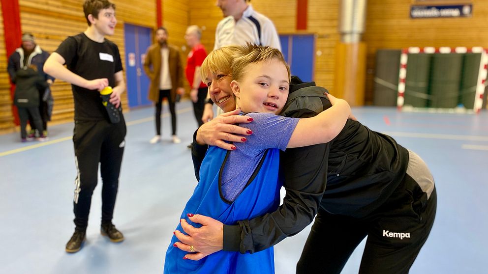 Love Holmberg Arvidsson kramar om Helena, en av ledarna från VästeråsIrsta HF efter träningen.