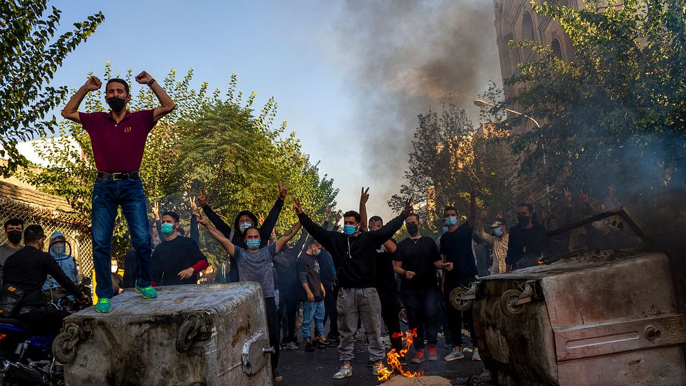 Iranier protesterar i huvudstaden Teheran den 27 oktober.
