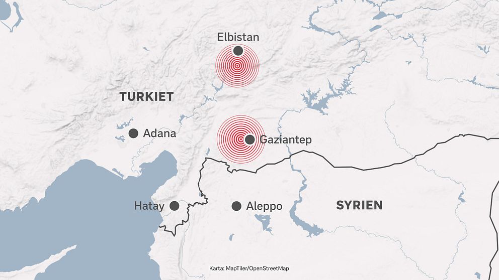 Epicentrum av skalven ligger en bit från Hatay, där Ömer Dönmez har sin släkt. Ändå är området svårt drabbat av jordbävningen. På bilden ser man en karta över Turkiet och Syrien. Det finns två områden runt Elbistan och Gaziantep som är markerade med röda ringar. Där hade jordbävningen sitt epicentrum.