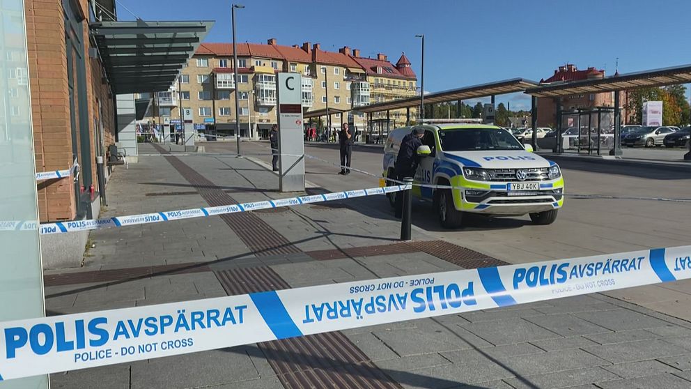 polisen syns och har spärrat av knutpunkten i samband med knivhuggning