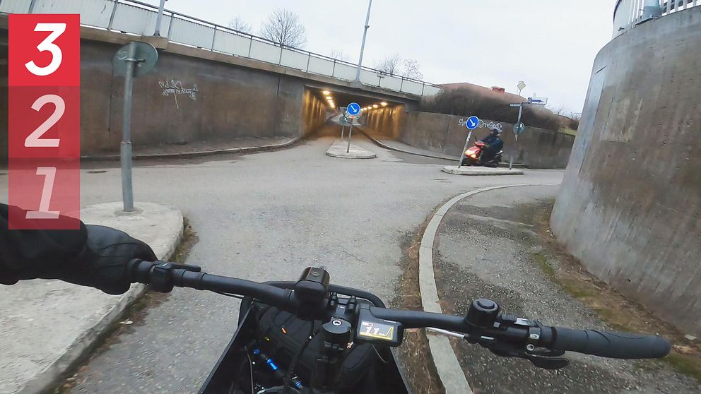 Cyklist och mopedist möter varandra i Västerås mest ökända cykelkorsning, i folkmun kallad ”ryska rouletten”.
