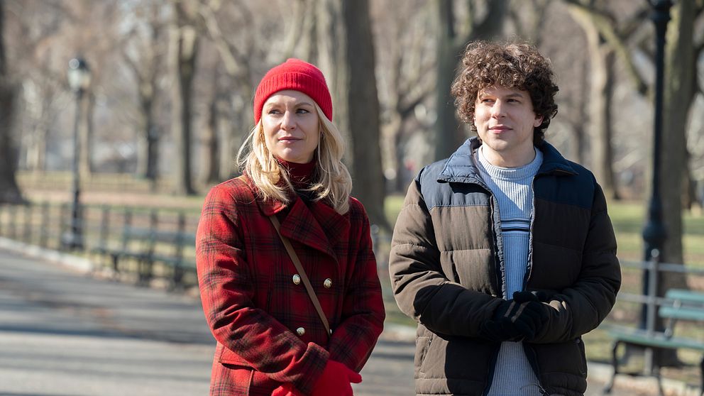 Claire Danes och Jesse Eisenberg undersöker den krisande medelåldern hos Disney+.