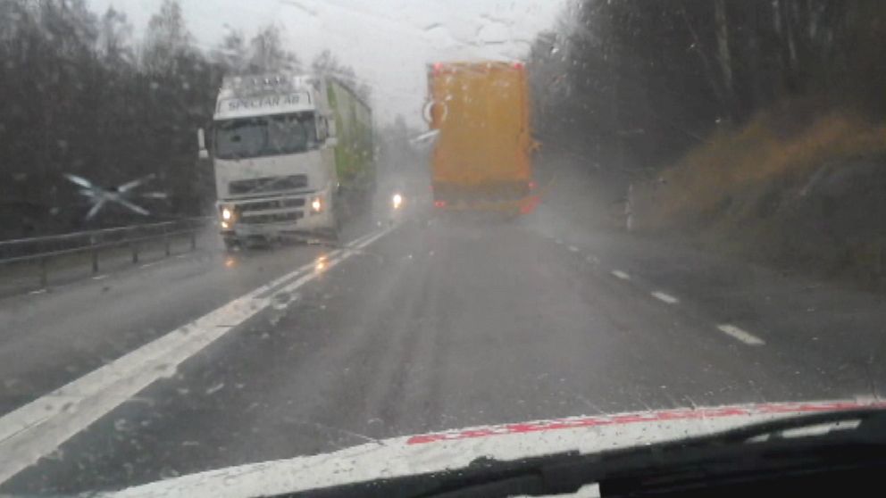 Allt som oftast såg det ut så här i april, för det var gott om regn, snö och även hagel i april, som här i Värmland den 11 april.