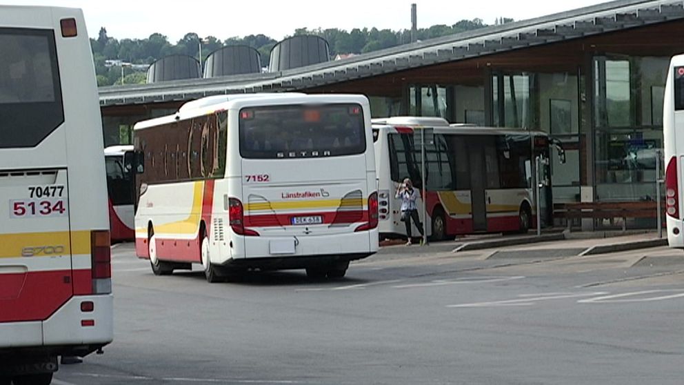 Resecentrum i Jönköping, flera bussar.