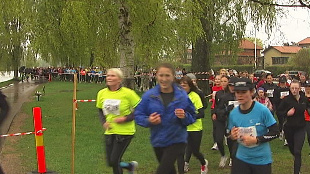 Trots ihärdigt regnande sprang nästan 10 000 vårruset i Karlstad den 10 maj.
