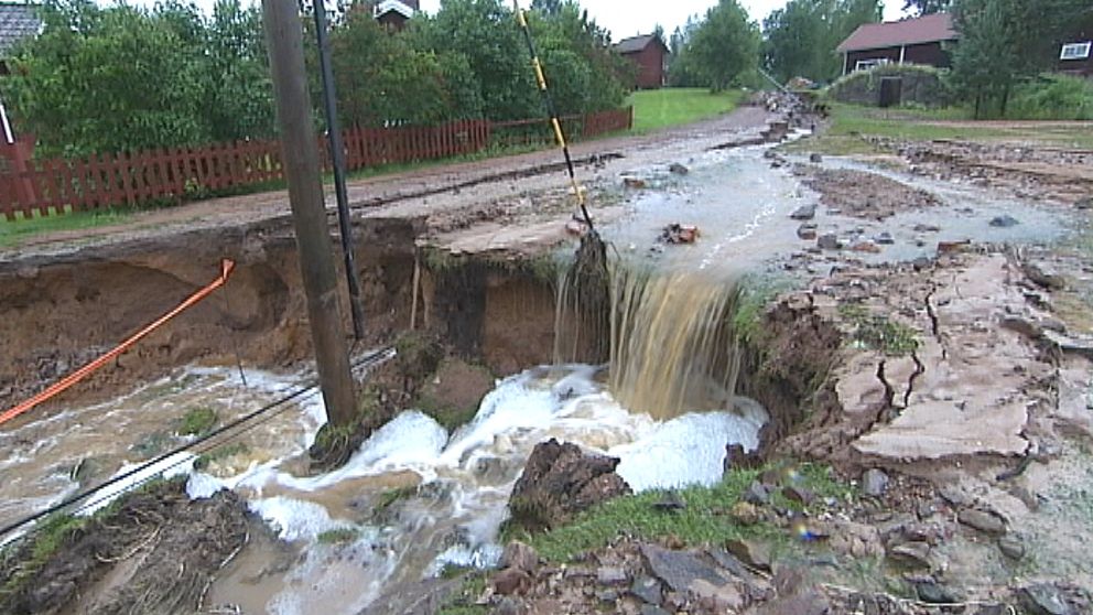 Jonheden utanför Leksand drabbades hårt av regnmassorna, vägen spolades till stor del bort och läget var kaotiskt den 9 juli.