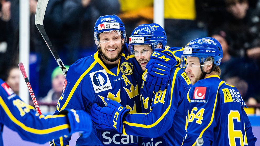 Theodor Lennström (i mitten) och Tre Kronor jublar under matchen mot Finland. Förbundskaptenen Sam Hallam har fått en kanonstart på sitt nya jobb.