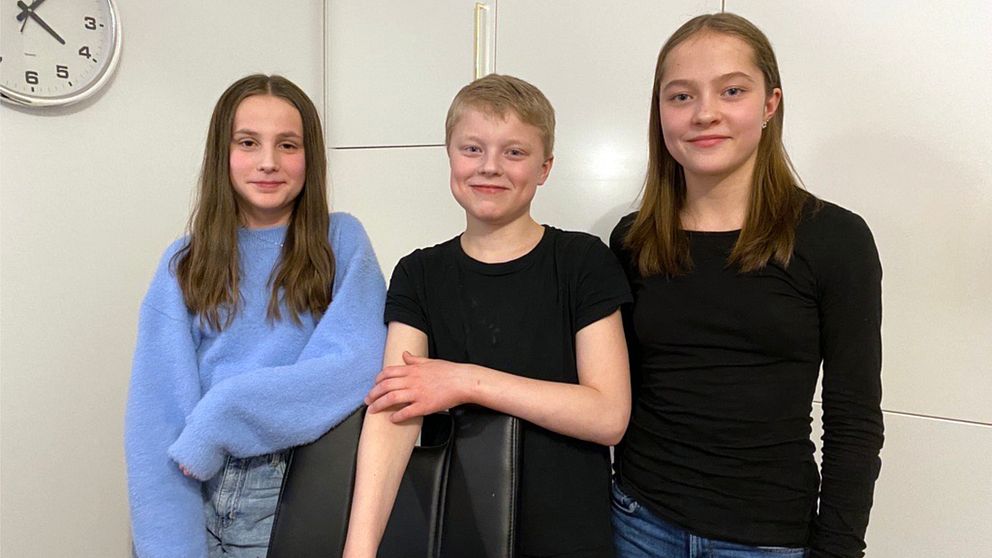 Vännerna Mirja, Vincent och Ida från Luleå står på rad och tittar in i kameran. Mirja har ljusblå stickad tröja, medan kompisarna är klädda i svart.