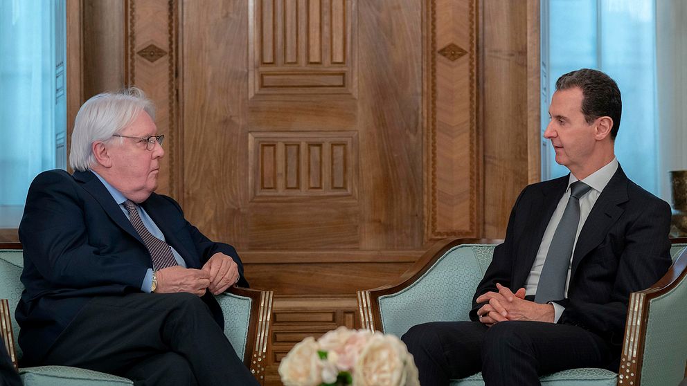 Syriens president Bashar al-Assad, höger, träffade FN:s biståndschef Martin Grffiths, vänster, i Syriens huvudstad Damaskus, under måndagen.