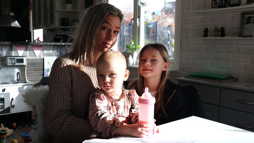 My Larsen Dahl med sina döttrar Melissa och Minelle hemma i köket i Rödeby