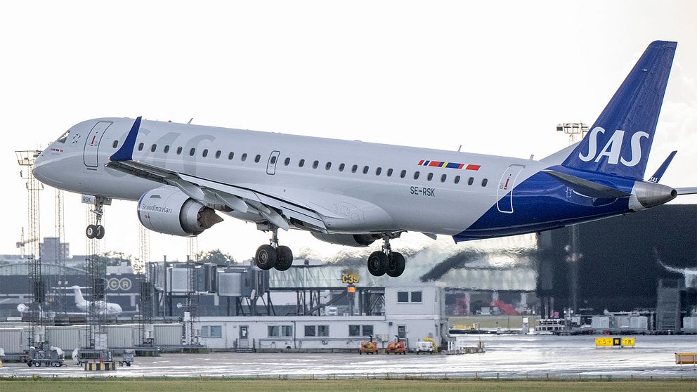 Ett SAS-flygplan lyfter från marken.